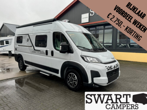 KNAUS BOXLIFE 600 ME PLATINUM SELECTION - Swart Campers White camper van at a dealership with a brown discount banner in the corner: “RIJKLAAR VOORDEEL WEEKEND €2.750,- KORTING.”