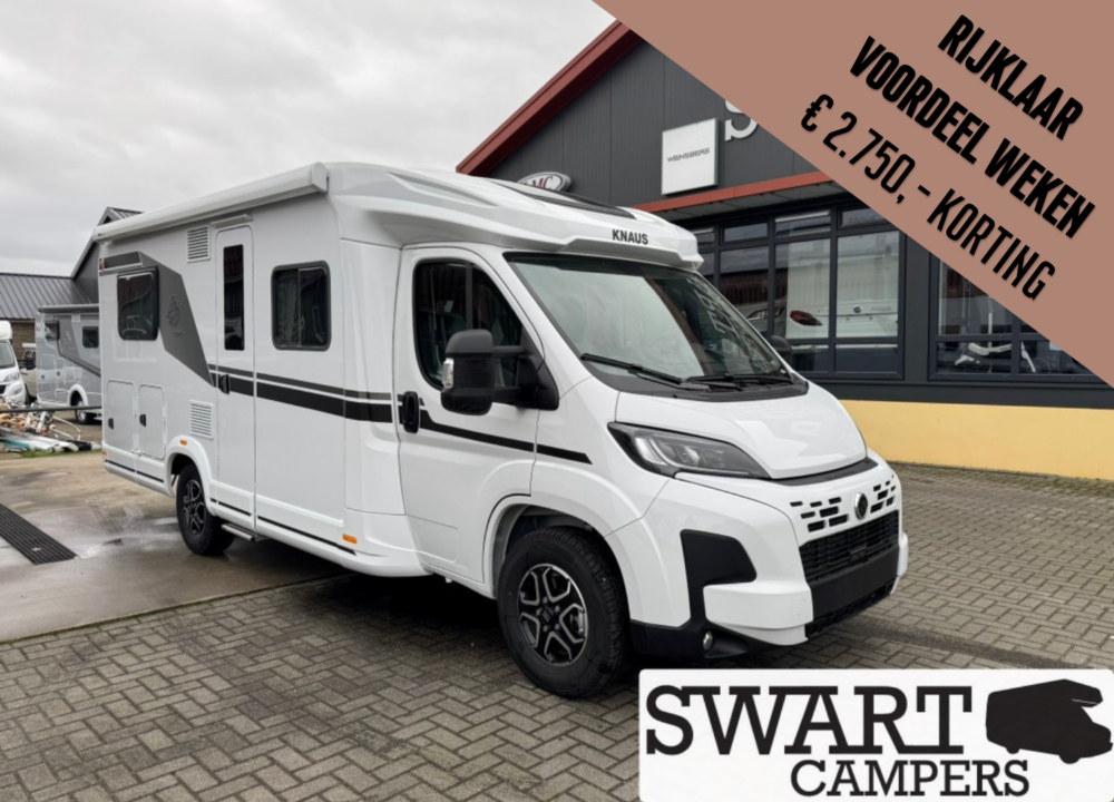 KNAUS LVE TI 650 MF PLATINUM SELECTION - Swart Campers White KNAUS camper van parked outside a dealership with a brown diagonal promo banner offering a weekly discount in Dutch. Shows Swart Campers branding on the banner and building window.