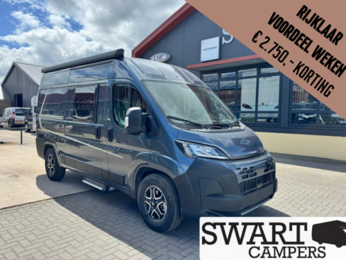 WEINSBERG CARABUS GREY 540 MQ EDITION FIRE - Swart Campers Grey camper van parked in front of a building with a discount banner reading 'Rijkaar Voordeel Weekend €2.750,- korting' diagonal across the top-right corner, Swart Campers logo visible.