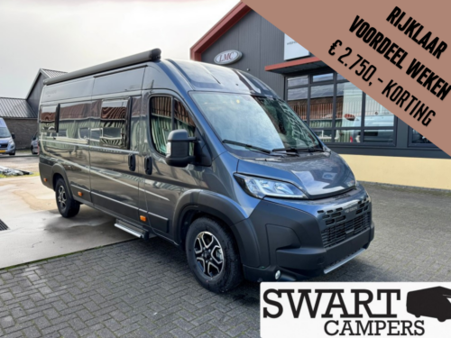 Grey camper van parked near a dealership with a large diagonal promo banner reading 'RIJKL AAR VOORDEEL WEEKEND €2.750,- KORTING' spanning the top-right corner and a Swart Campers logo visible.