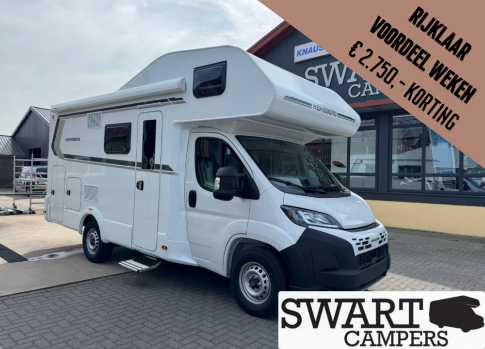 WEINSBERG CARAHOME 600 DKG - Swart Campers White camper van with a large front cab, parked outside a showroom, plus a brown diagonal discount banner reading 'Rijklaar Voorraad Weekend €2.750,- Korting' and a Swart Campers logo in the corner.