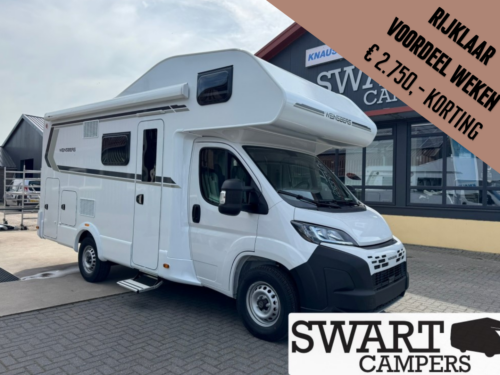 WEINSBERG CARAHOME 600 DKG - Swart Campers White camper van with a large front cab, parked outside a showroom, plus a brown diagonal discount banner reading 'Rijklaar Voorraad Weekend €2.750,- Korting' and a Swart Campers logo in the corner.