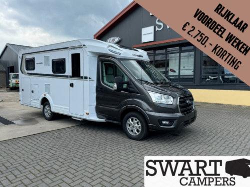 WEINSBERG CARALOFT FORD 650 MEG - Swart Campers White and dark-gray motorhome parked in front of a workshop, with a triangular brown sale banner reading 'Rijklaar Voordeel Week €2.750,- Korting' across the top-right corner.