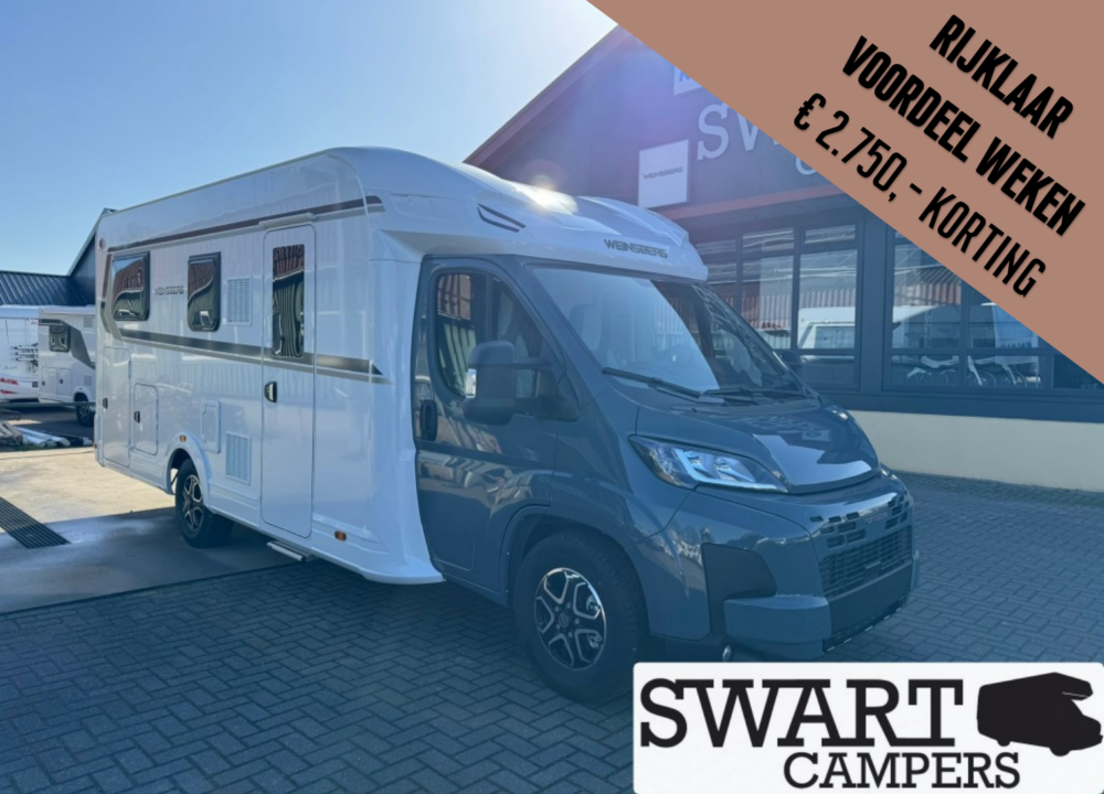 WEINSBERG CARASUITE 700 ME - Swart Campers White motorhome parked outside a dealership with a brown diagonal banner offering discounts in Dutch; Swart Campers logo visible.