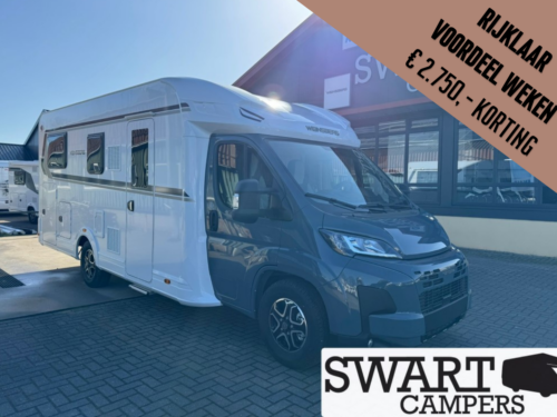 WEINSBERG CARASUITE 700 ME - Swart Campers White motorhome parked outside a dealership with a brown diagonal banner offering discounts in Dutch; Swart Campers logo visible.